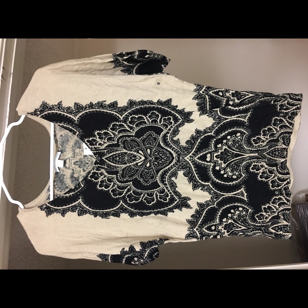 NWT NEW YORK & COMPANY V NECK SWEATER!
